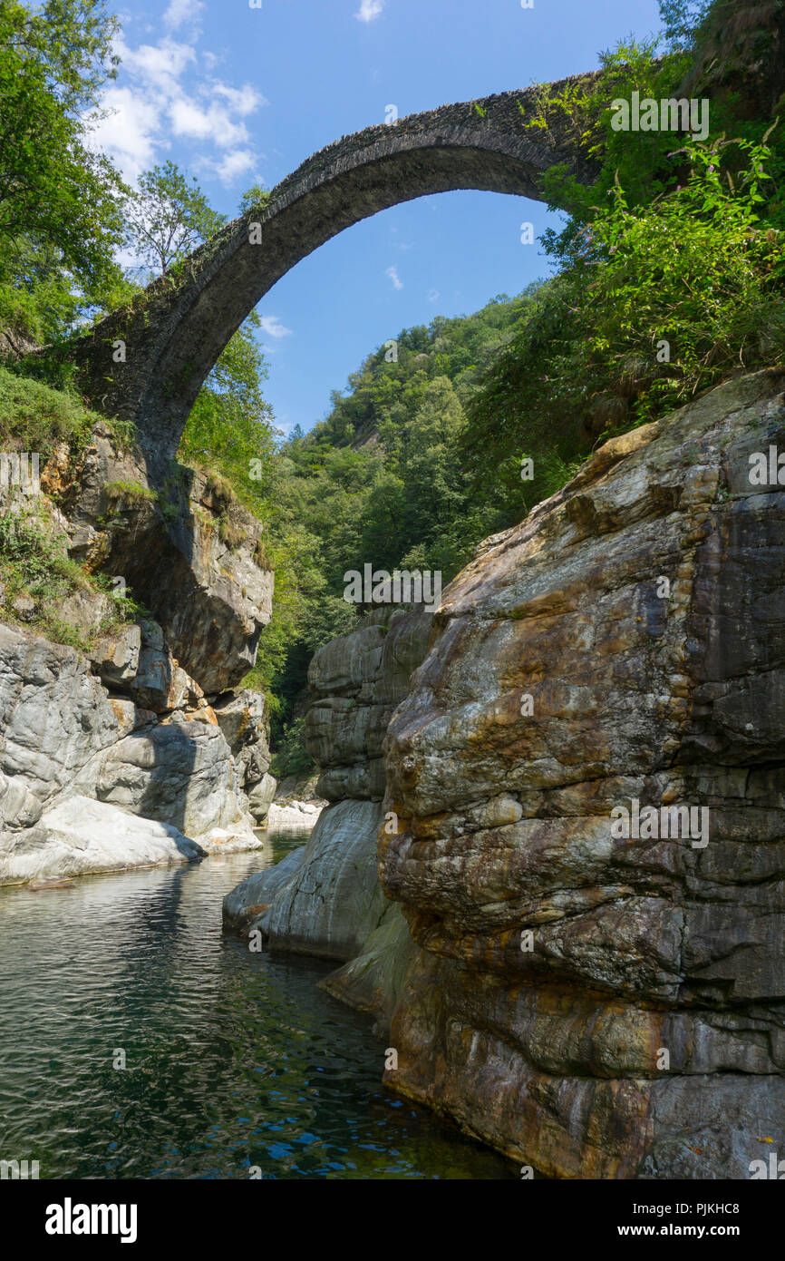 Römische Brücke Ponte Romano über den Fluss Melezza, in der Nähe von Intragna, Centovalli, Tessin, Schweiz Stockfoto