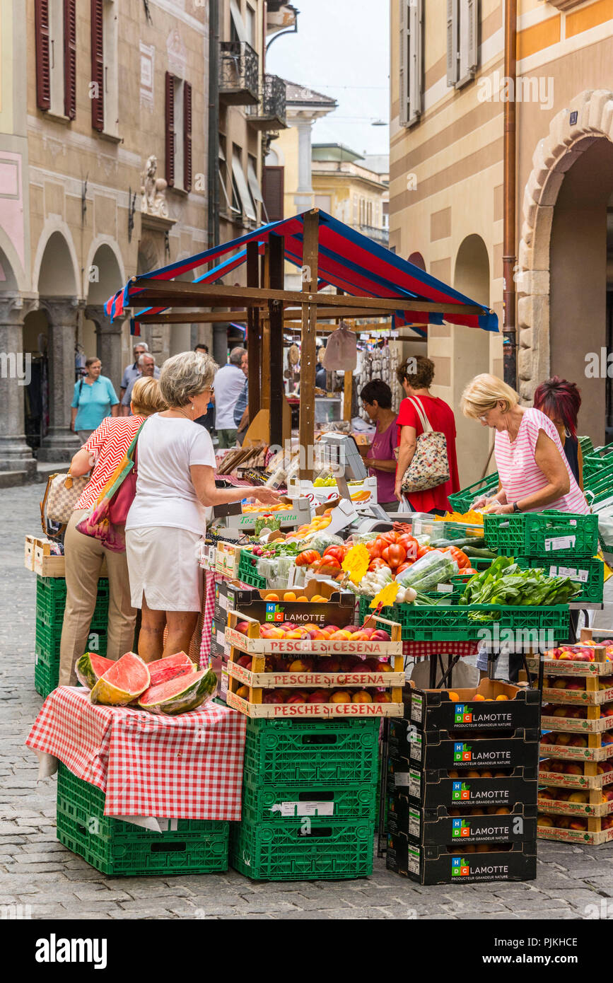 Markt am Samstag in der Stadt, Bellinzona, Tessin, Schweiz Stockfoto