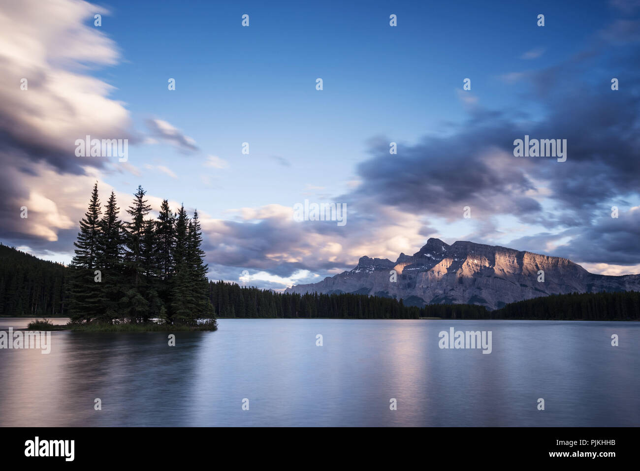 Sonnenuntergang bei zwei Jack Lake, Banff National Park, Kanada Stockfoto