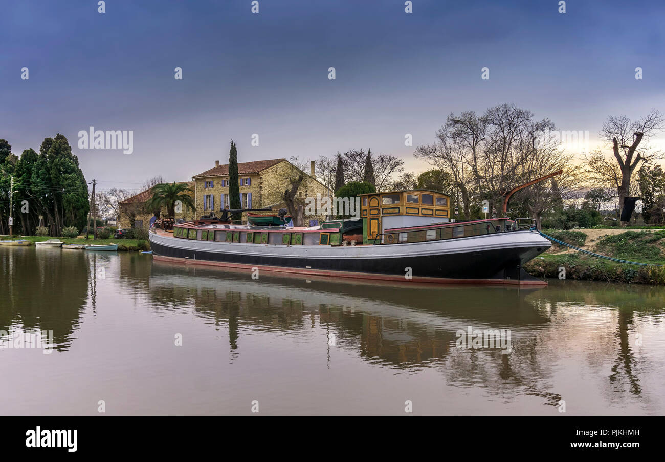 Hausboot am Canal du Midi in der Nähe von Le Somail Stockfoto