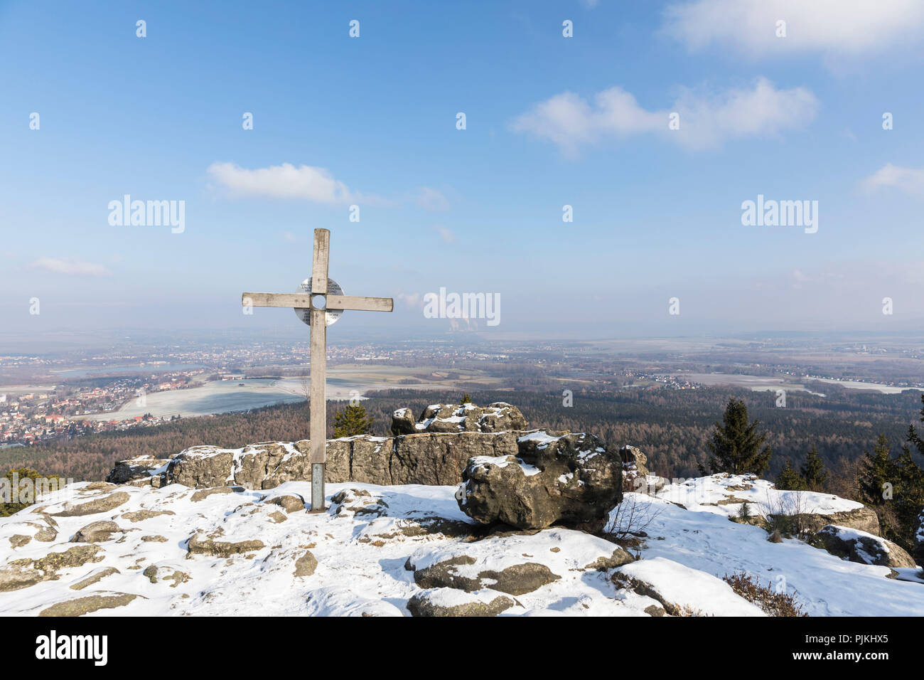 Deutschland, Sachsen, Oberlausitz, Zittauer Gebirge, Berg Oybin, Töpfer,  Gipfelkreuz Stockfotografie - Alamy
