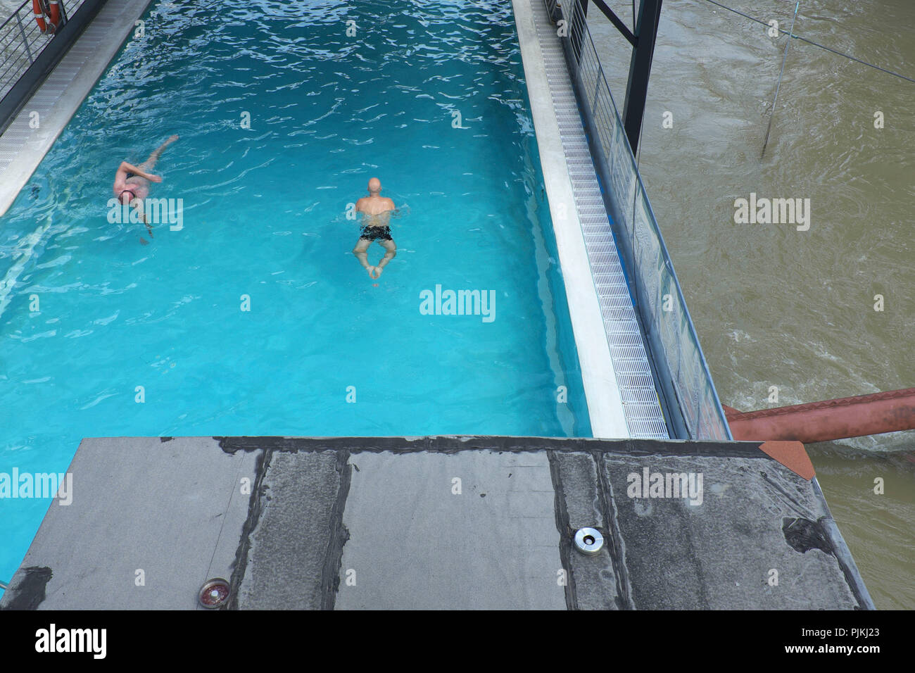 Party Ship und Schwimmbad auf der Donau in Wien Stockfoto