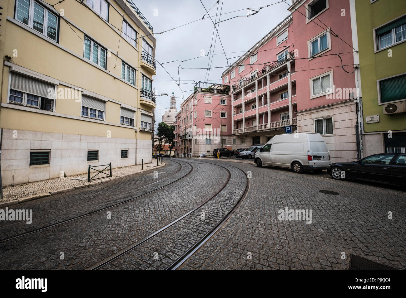 Alten bunten Häusern und engen Gassen von Lissabon, Portugal im Frühling. Schöne Fassaden und alten Straßenlaternen. Stockfoto