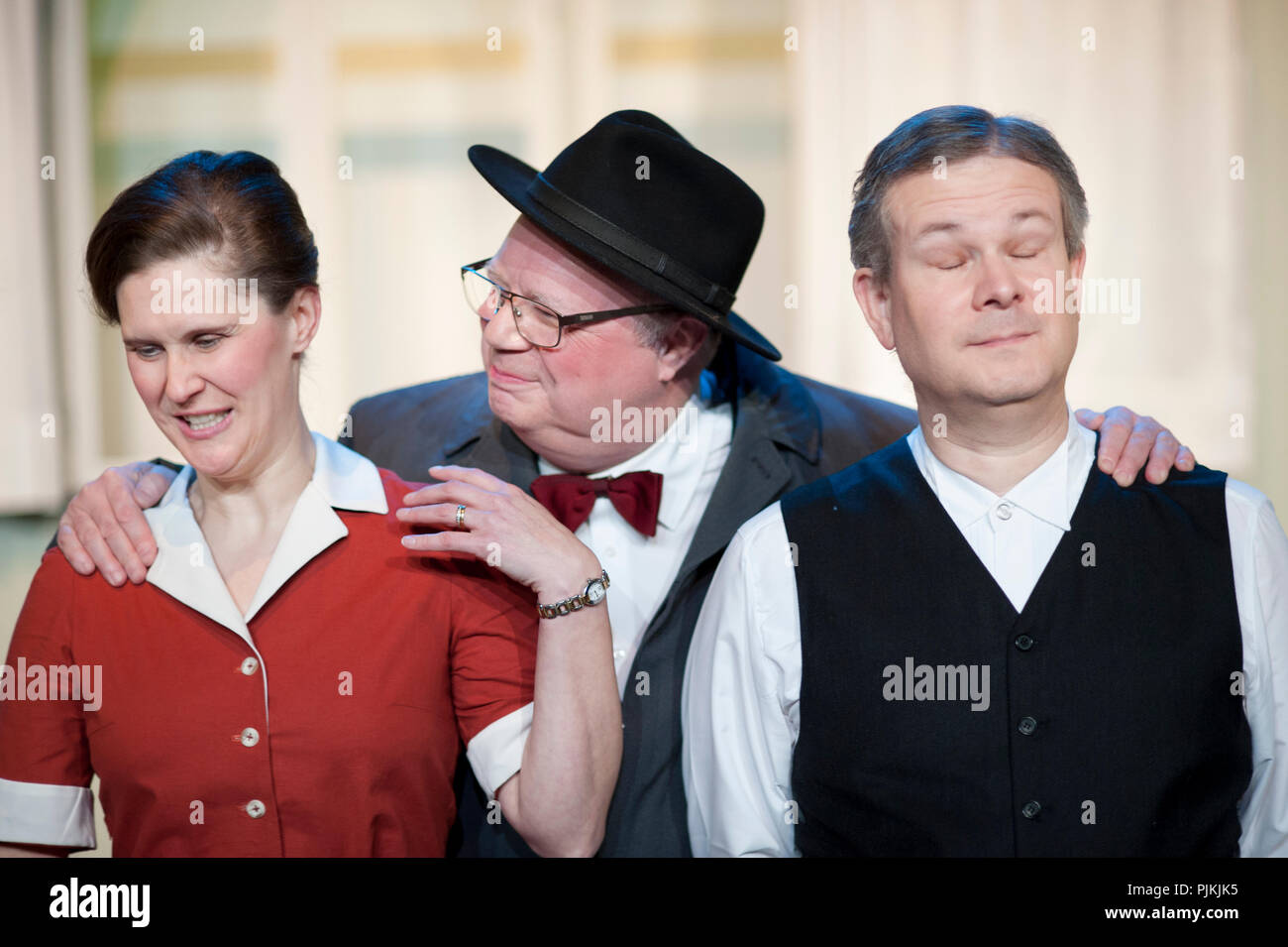 Theater Company De Dijlezonen spielen De Muizenval (The Mousetrap) von Agatha Christie, unter der Regie von Gie Beullens (Belgien, 18/01/2018) Stockfoto Theater Company De Dijlezonen spielen De Muizenval (The Mousetrap) von Agatha Christie, unter der Regie von Gie Beullens (Belgien, 18/01/2018) Stockfoto