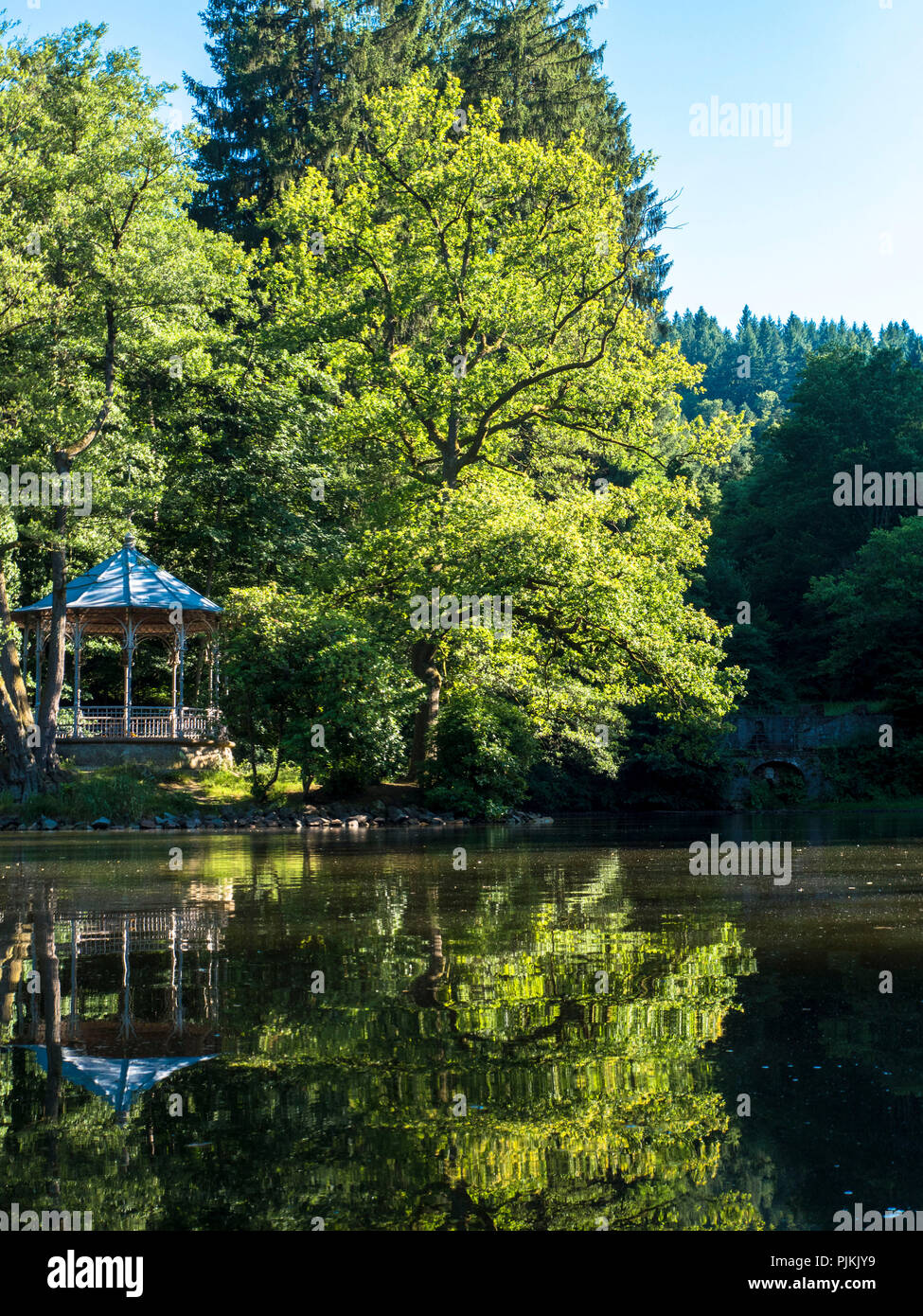 Pavillon auf der Insel im See Stockfoto