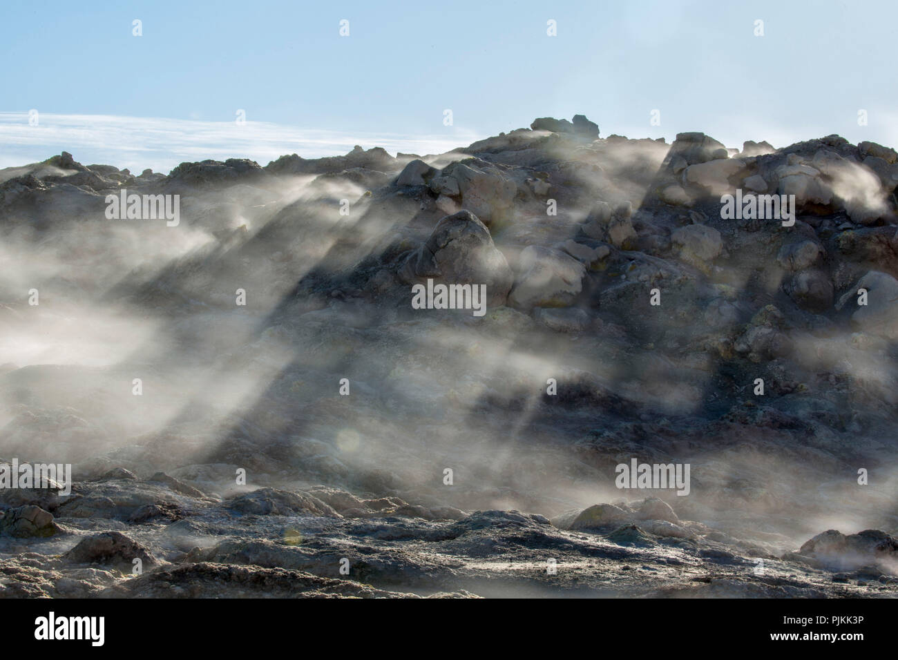Island, dampfenden Lavafeld, Hverfell/Hverfjall, Sonnenstrahlen in der Hintergrundbeleuchtung Stockfoto