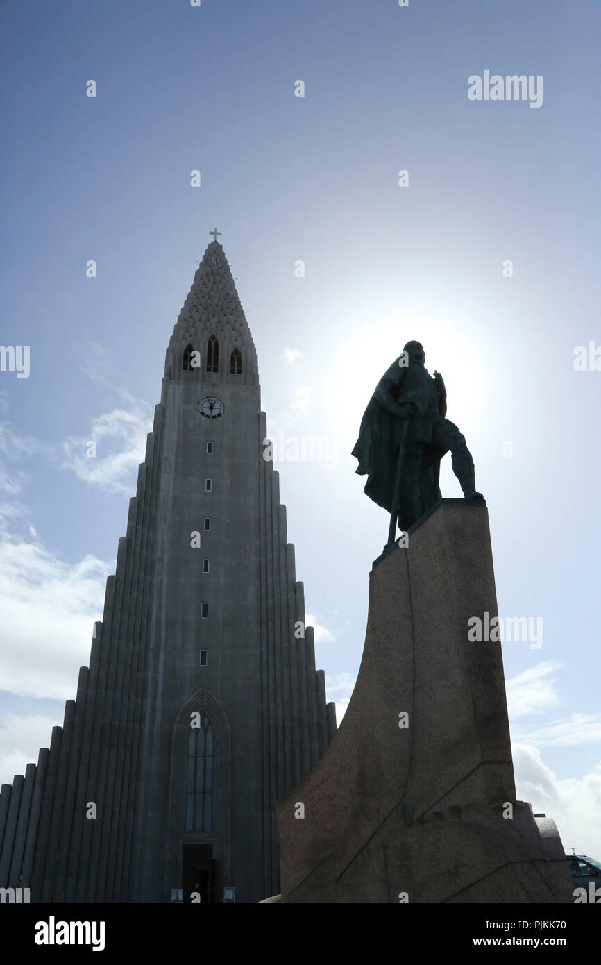 Island, die Hallgrímskirkja, Reykjavik, Hintergrundbeleuchtung, isländischer Flagge, Kirche von Hallgrímur Stockfoto