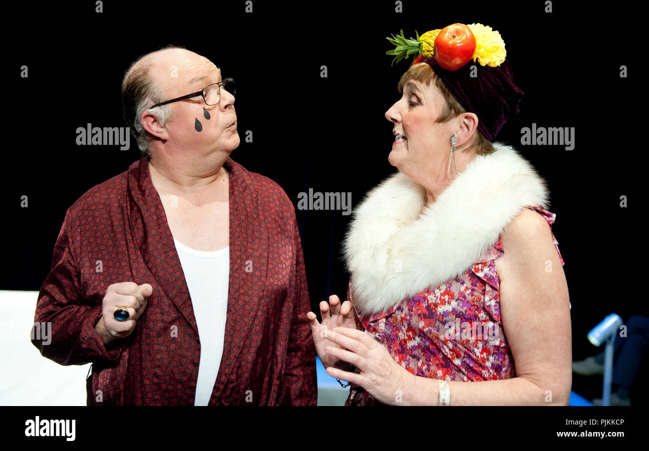 Theater Company de Dijlezonen spielen De Vrek von Molière unter der Regie von Gie Beullens (Belgien, 22/01/2015) Stockfoto