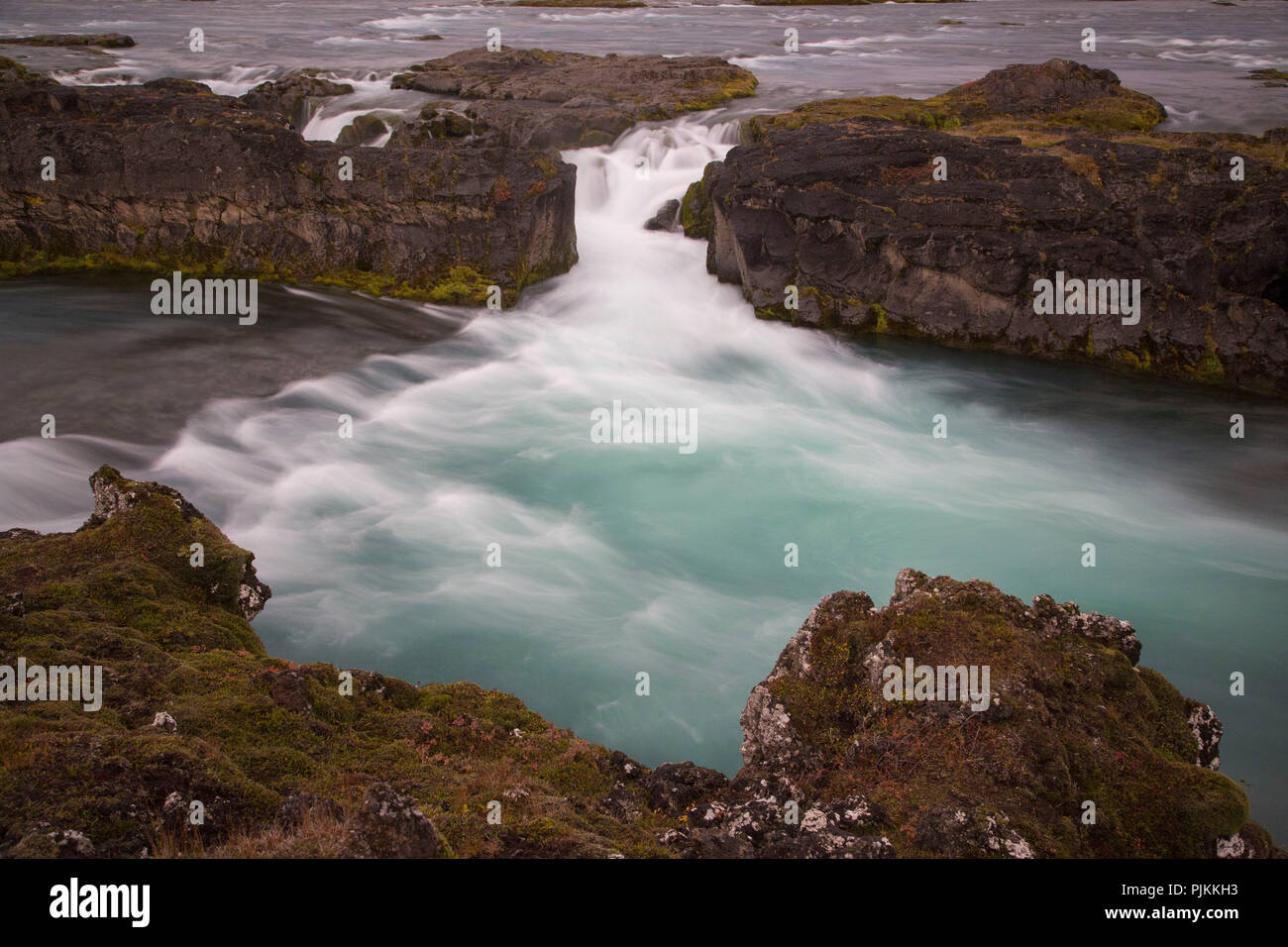 Rapids über dem Wasserfall Godafoss, Gottes, bewölkt Wetter Stockfoto