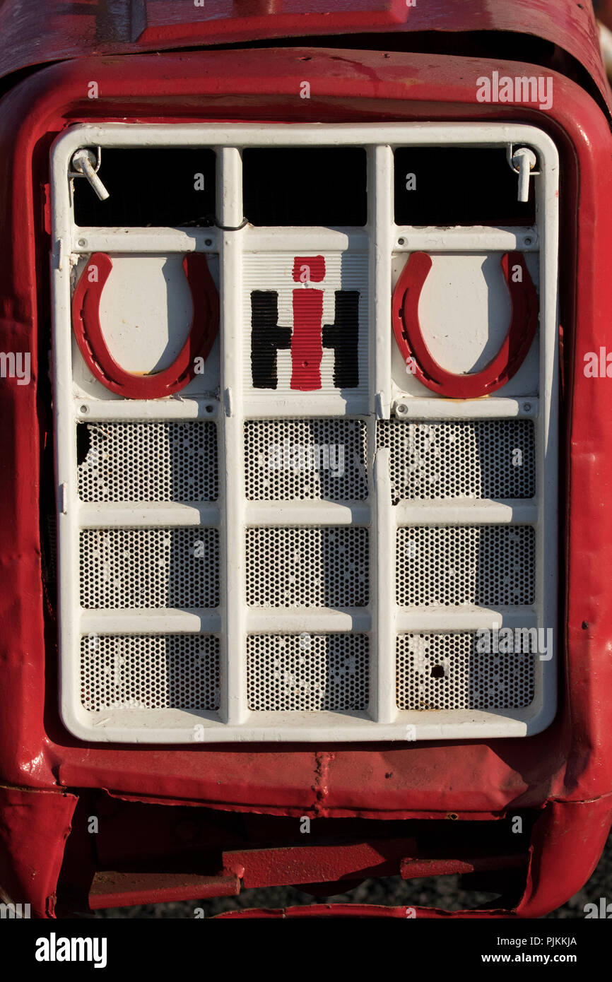 Kühlergrill eines alten Schlepper mit Hufeisen, Rot und Weiß Stockfoto
