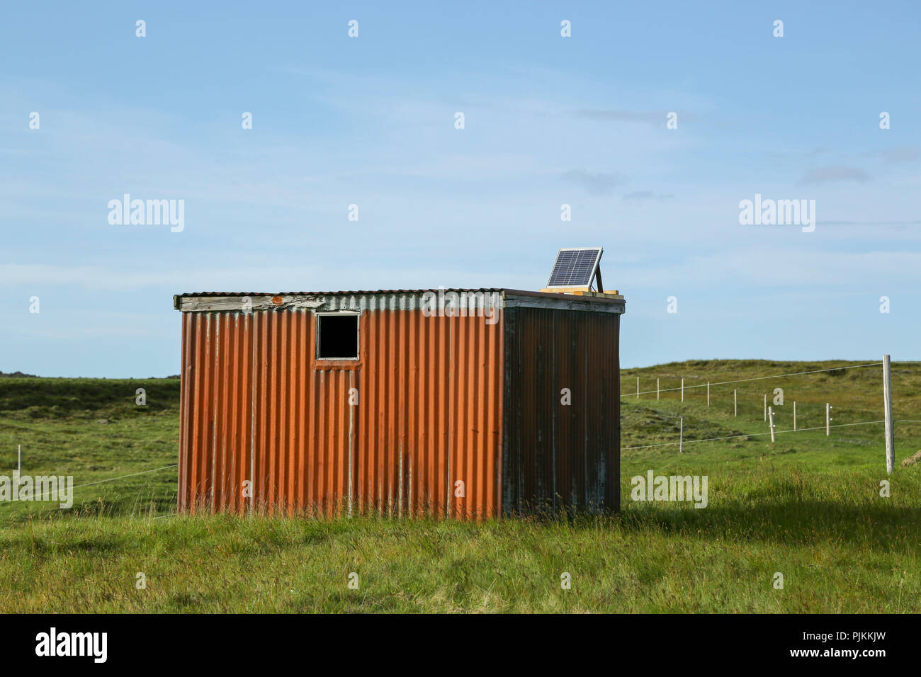 Island, einsam, Wellblech Hütte, Solarsystem, kleines Fenster Stockfoto