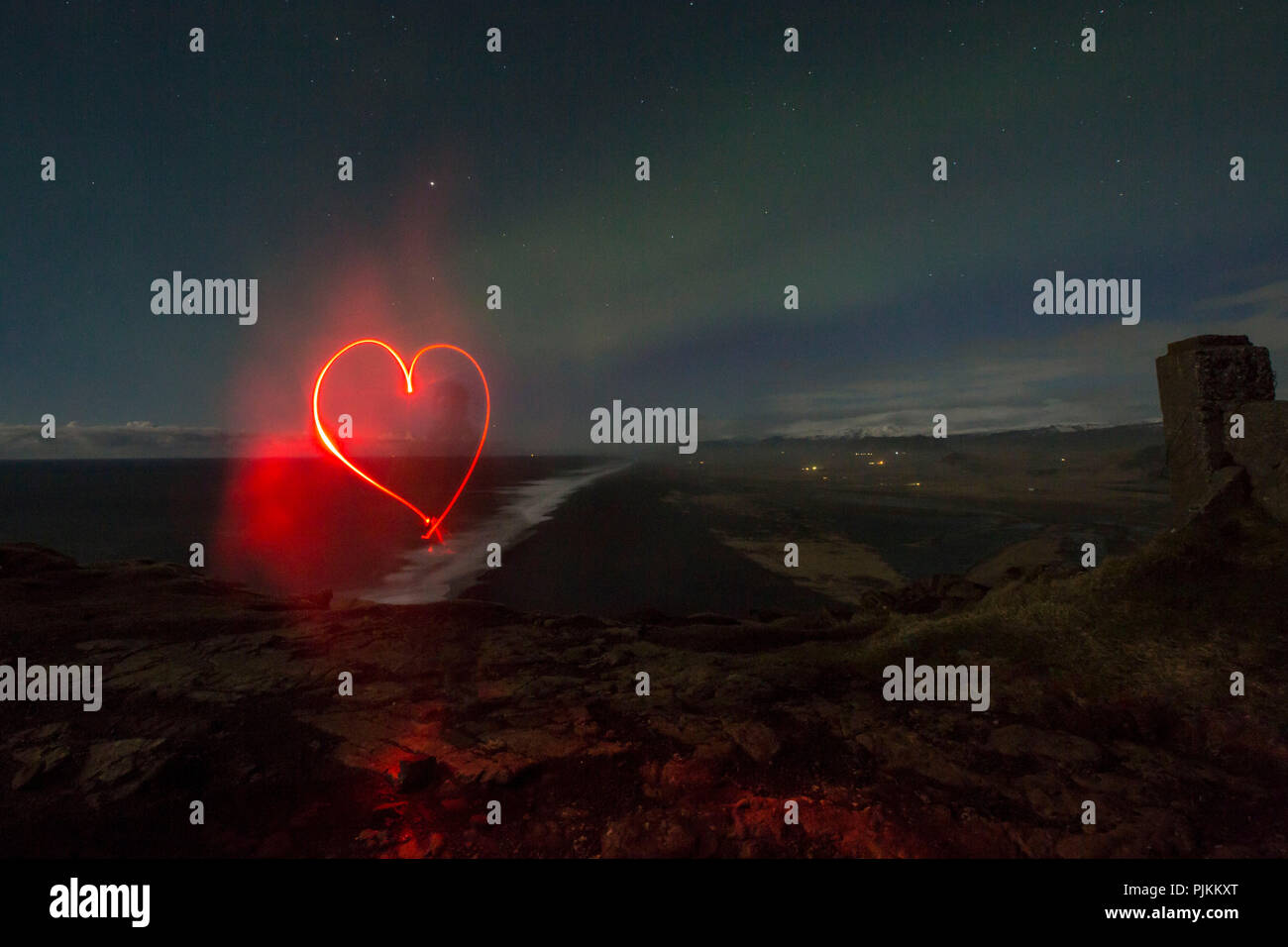 Island, Taschenlampe rot lackiert Herz, Nacht, Northern Lights, Sternenhimmel, Vulkan im Hintergrund, Stockfoto