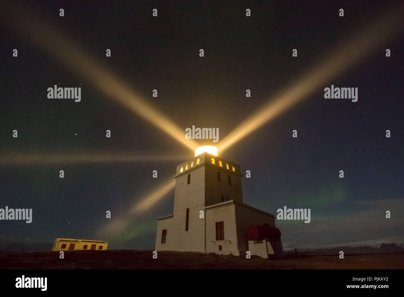 Island, Leuchtturm, bei Vik, Lichtstrahlen, Sternenhimmel, Nacht, Northern Lights, Kap Dyrhólaey Stockfoto