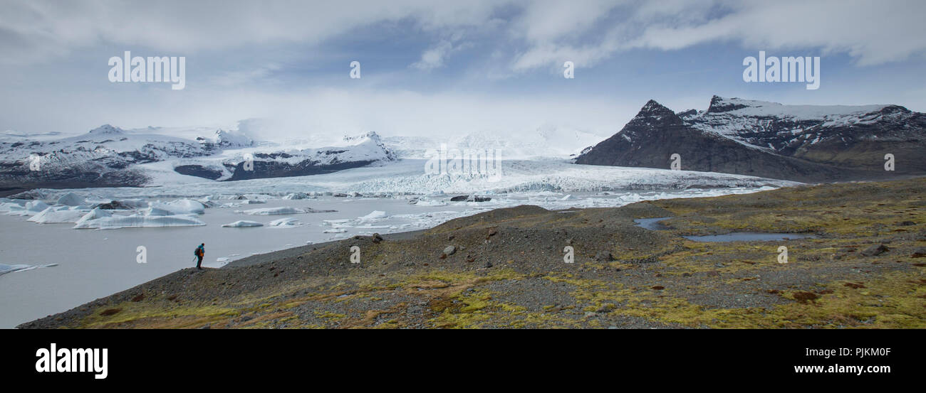 Island, Eisbrocken in Gletscherlagune Jökulsarlon, Island, Eis, Eis Klumpen, Berge, See, Wanderer Stockfoto
