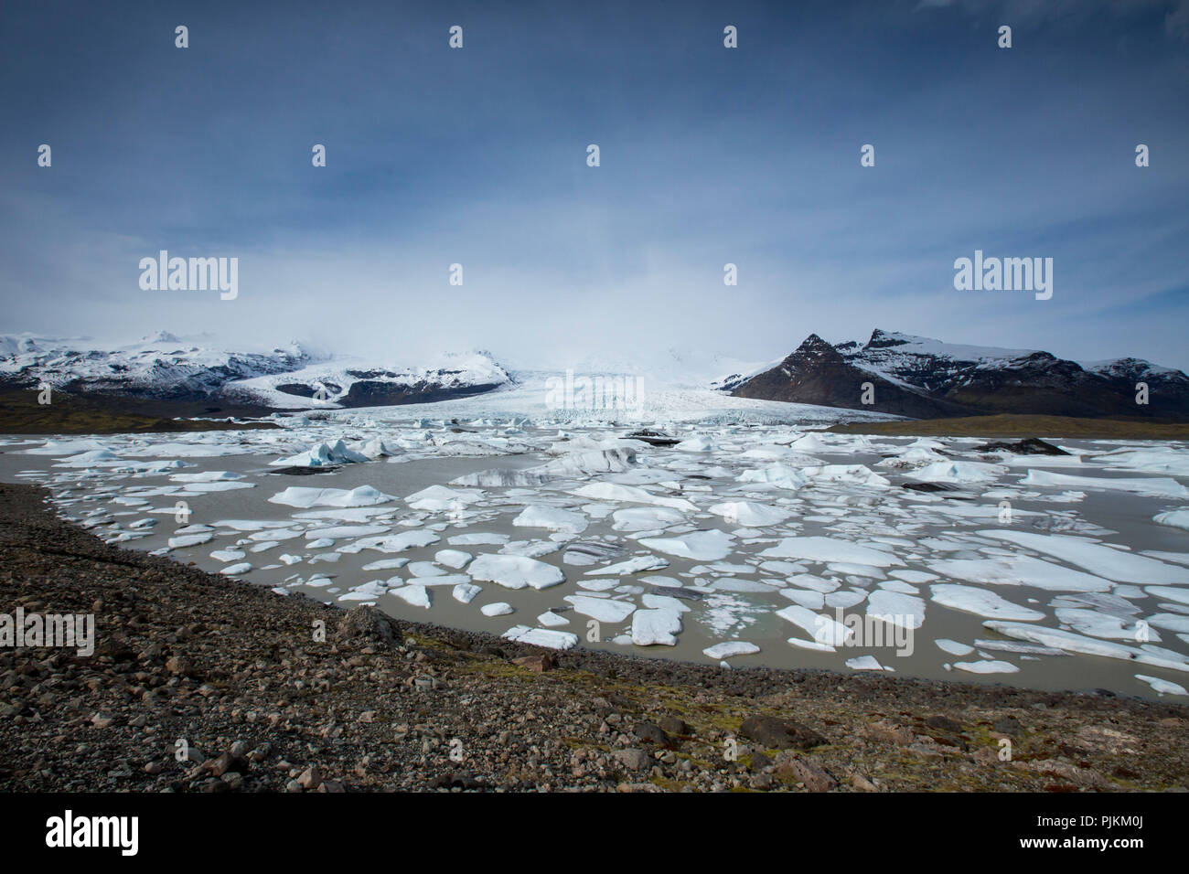 Island, Eisbrocken auf der Gletscherlagune Jökulsarlon, Island, Eis, Eisbrocken, in den Bergen, See Stockfoto