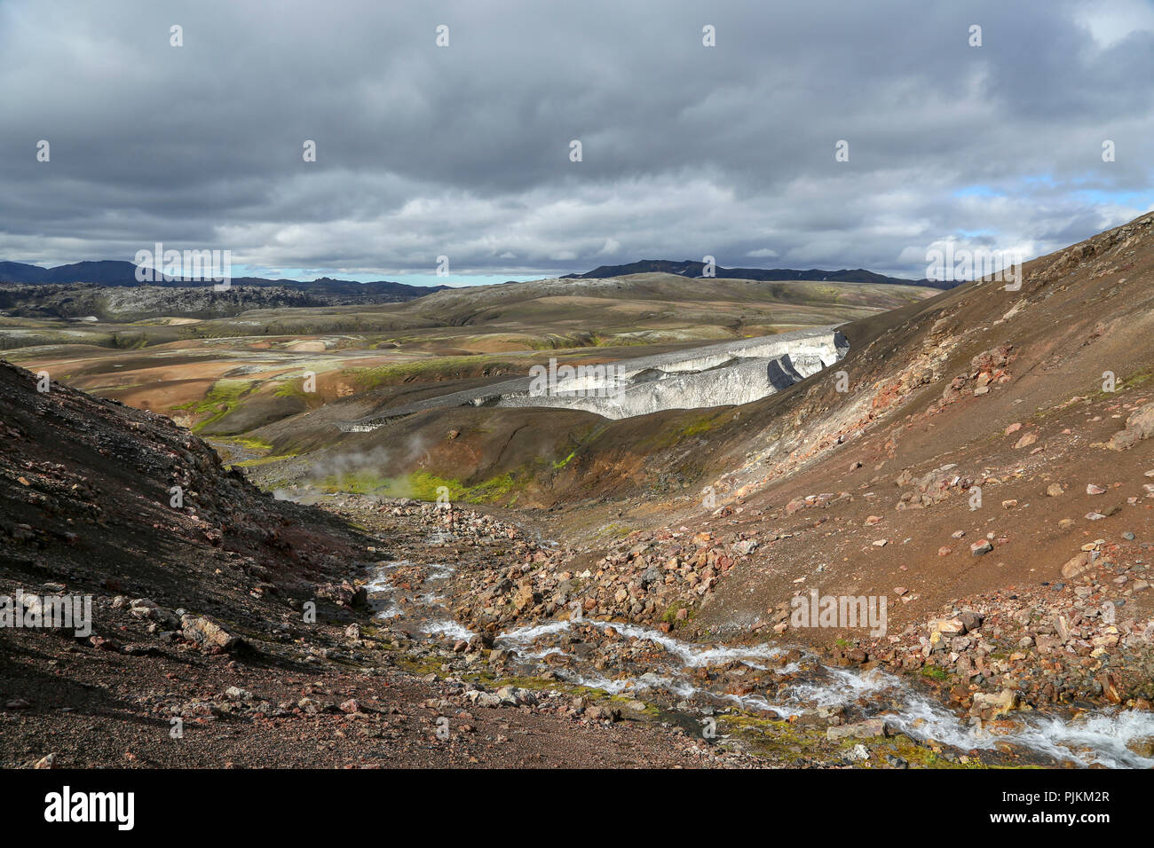 Island, bunte Landschaft mit Stream, Schnee und Lavafeld, dampfenden Feder, hohe Temperatur Zone Stockfoto