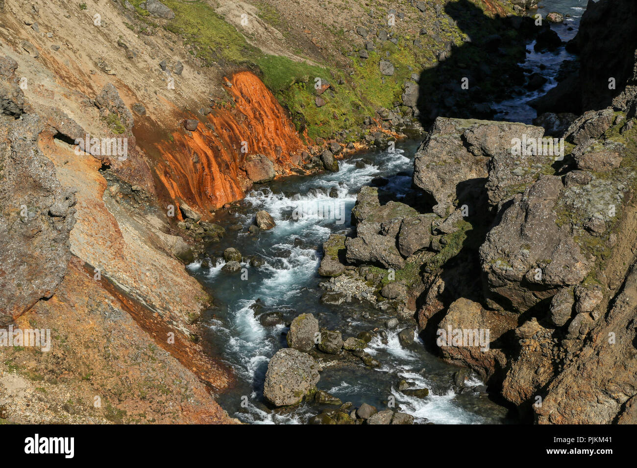 Island, Fjallabak, Llosa torrent in vulkanischem Gestein, orange Mineral Spring Stockfoto
