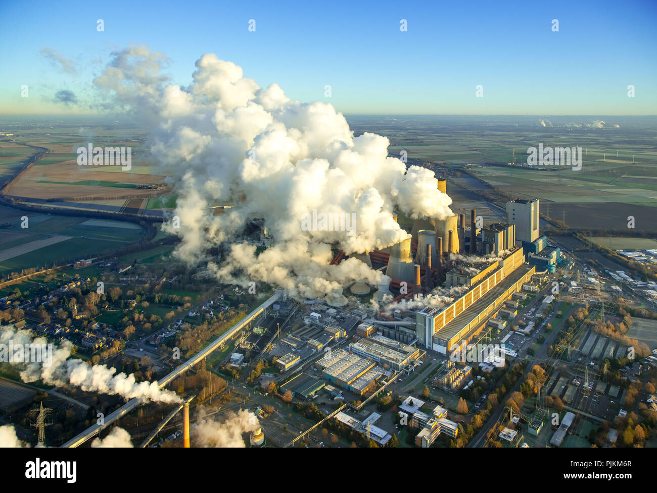 Kraftwerk Neurath, die bestehenden Kraftwerksblöcke A bis E, Braunkohlekraftwerk der RWE, Grevenbroich, Bergheim, Rheinland, Nordrhein-Westfalen, Deutschland Stockfoto