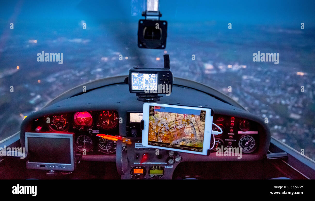 Flug in der Dämmerung/Nacht Flug in einem touring Motorsegler DIMONA H36 über Bergkamen, GPS-Navigation mit I-Pad Mini und Garmin, Instrumente, künstlichen Horizont, Bergkamen, Ruhrgebiet, Nordrhein-Westfalen, Deutschland Stockfoto