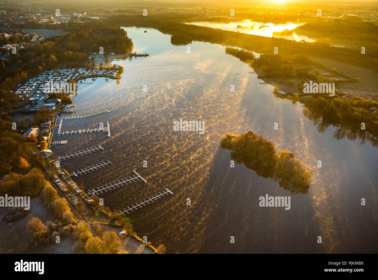 Sonnenaufgang über dem Unterbacher See aus dem Flugzeug fotografiert, Lido Nordstrand, Düsseldorf, Rheinland, Nordrhein-Westfalen, Deutschland Stockfoto