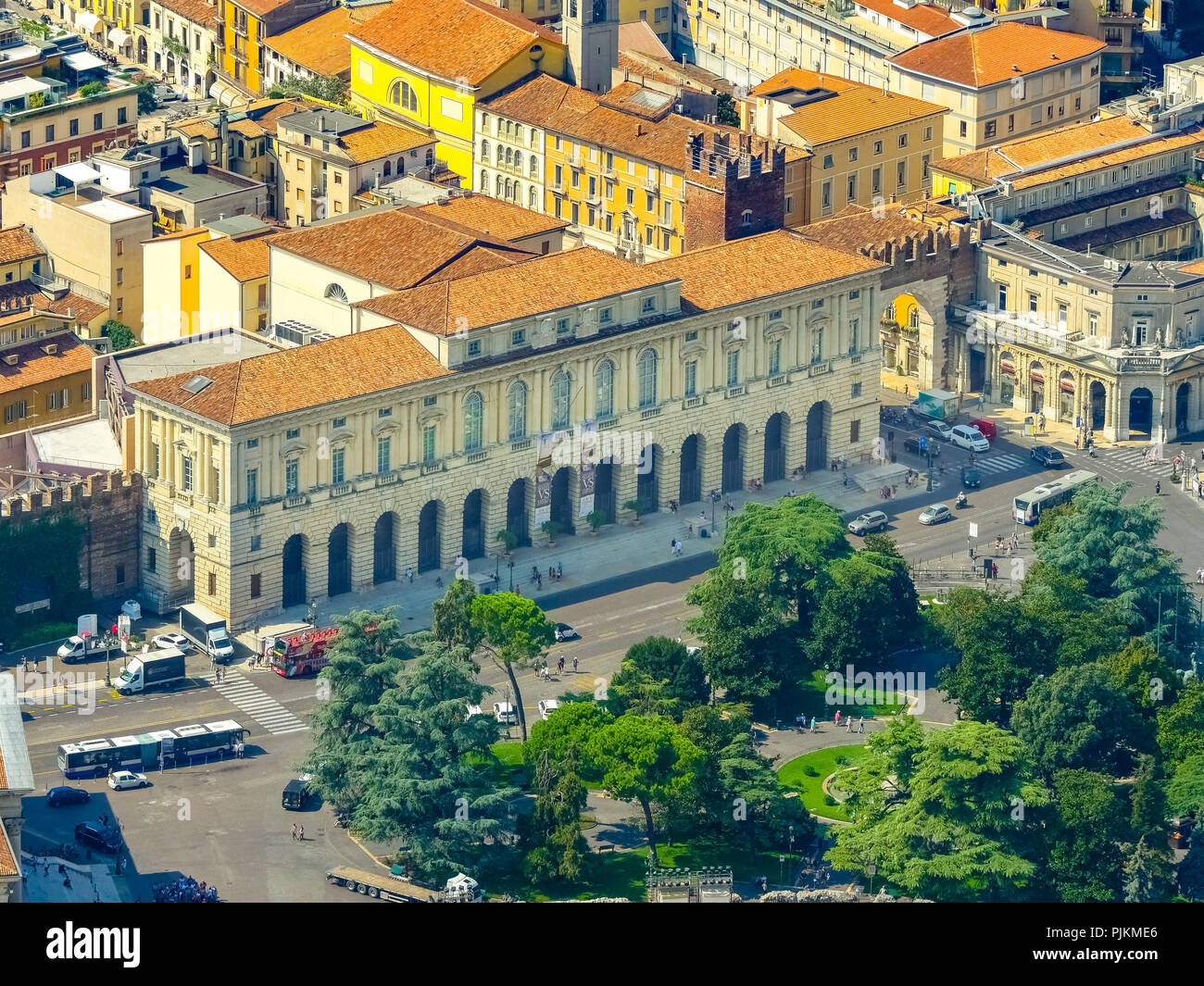 Luftaufnahme, Barbieri Palast, Palazzo Barbieri, Arena di Verona Piazza Bra, das römische Amphitheater, Zentrum von Verona, Verona, Italien, Venetien, Italien Stockfoto