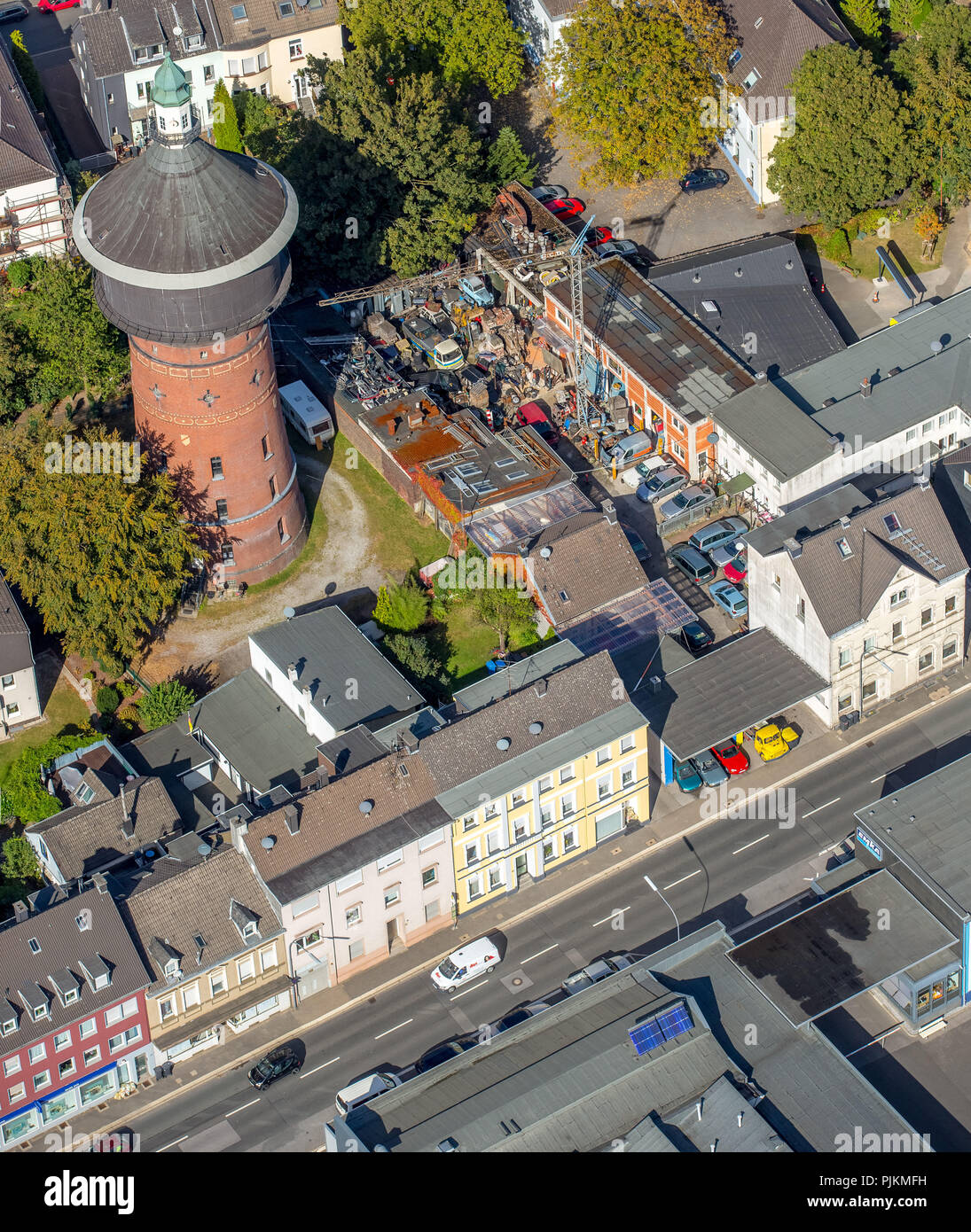 Historischen Wasserturm auf der Langenberger Straße, Autowerkstatt, Hinterhof Werkstatt, Velbert, Ruhrgebiet, Nordrhein-Westfalen, Deutschland Stockfoto