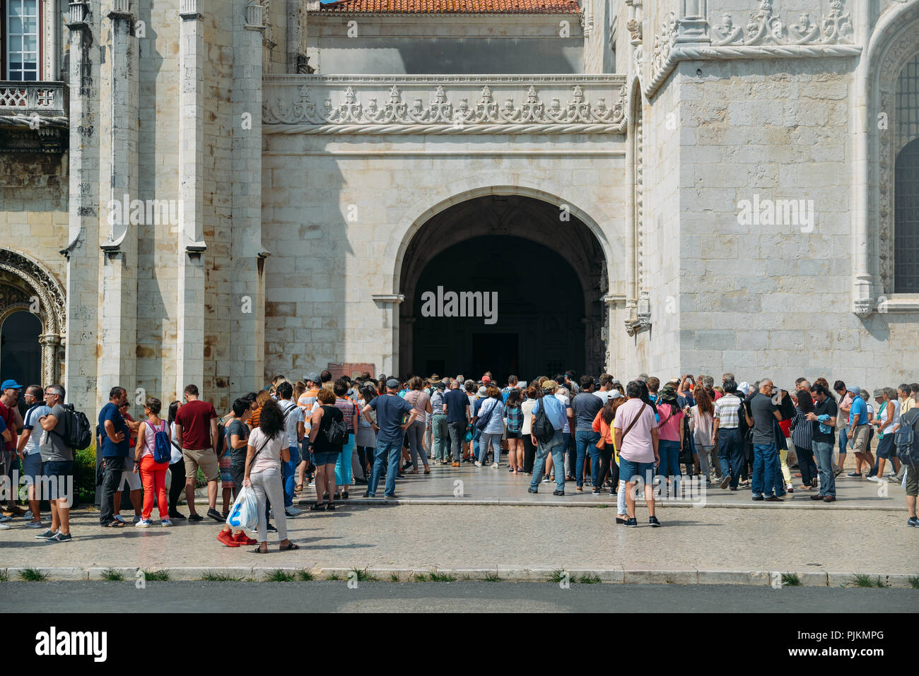 Lissabon, Portugal - Sept. 7, 2018: die Masse der Leute am Eingang des Hieronymites Kloster Mosteiro dos Jeronimos Stockfoto