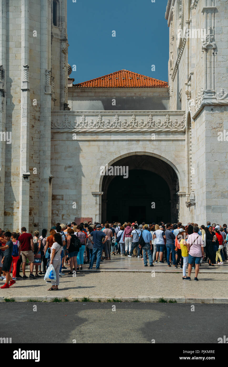 Lissabon, Portugal - Sept. 7, 2018: die Masse der Leute am Eingang des Hieronymites Kloster Mosteiro dos Jeronimos Stockfoto