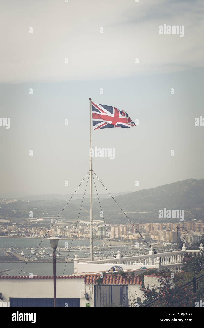Der Union Jack, die Nationalflagge des Vereinigten Königreichs auf Gibraltar, Ansicht von La Linea de la Concepción auf dem spanischen Festland Stockfoto
