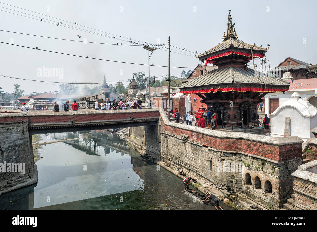 Kathmandu, Nepal - April 15, 2016: Pashupatinath dient als Sitz der nationalen Gottheit, Herrn Pashupatinath. Es ist auch der Ort der Einäscherung cerem Stockfoto