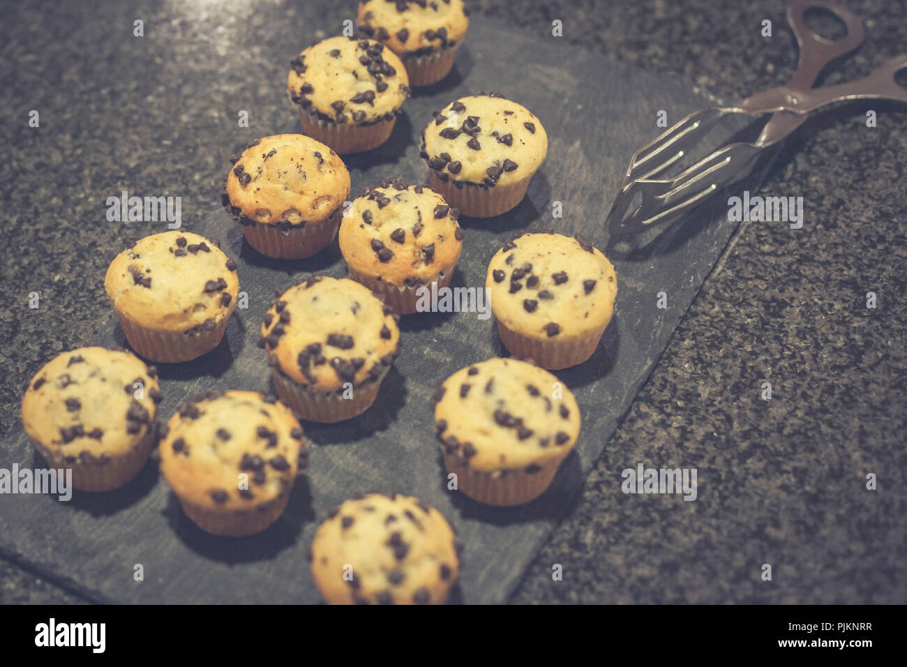 Kleine Muffins mit Schokolade Stücke bereit zu essen Stockfoto