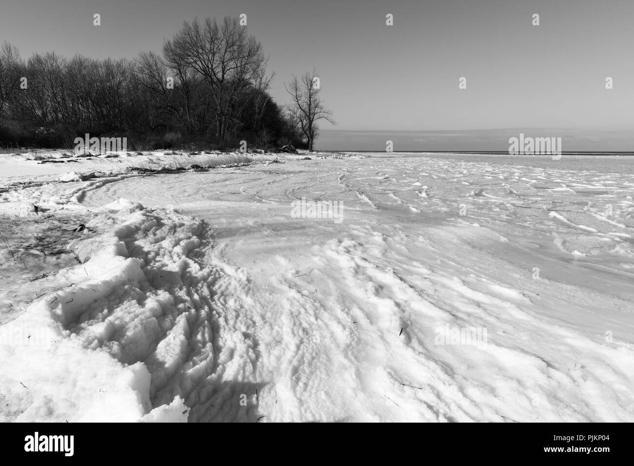 Deutschland, Mecklenburg-Vorpommern, Ostseeküste mit Schnee im Winter Stockfoto