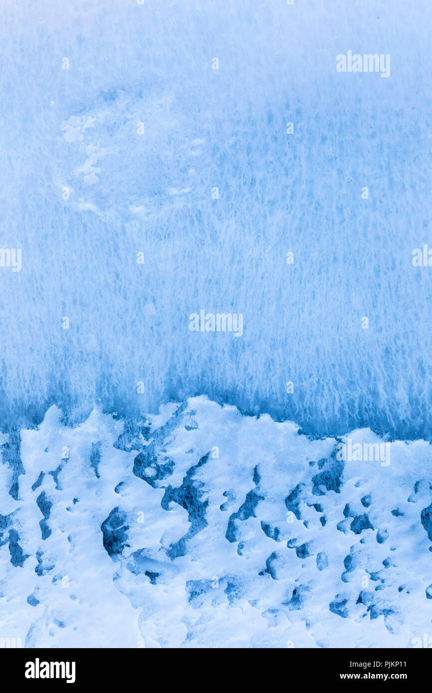 Struktur von Eis und Schnee erinnert an Gemälde von Max Ernst Stockfoto