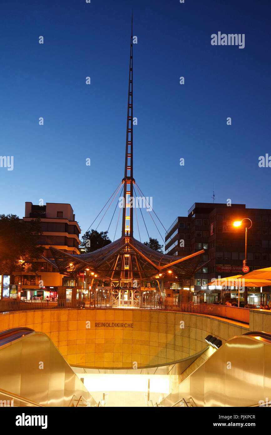 Pylon in der Nähe der U-Bahn station Reinoldi Kirche in der Dämmerung, Dortmund, Ruhrgebiet, Nordrhein-Westfalen, Deutschland, Europa Stockfoto