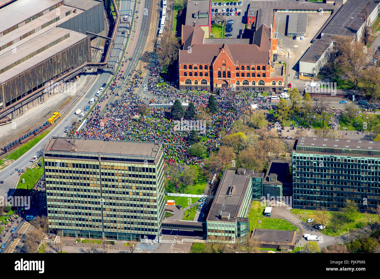 ThyssenKrupp Steel, Duisburg, 16.000 Stahlarbeiter demonstrieren auf dem Gewerkschaftstag der IG Metall Stahl Aktion Tag außerhalb der Thyssen-Krupp-Stahl Sitz in Duisburg-Bruckhausen für die Zukunft Ihrer Branche und ihre Jobs, Duisburg, Ruhrgebiet, Nordrhein-Westfalen, Deutschland Stockfoto