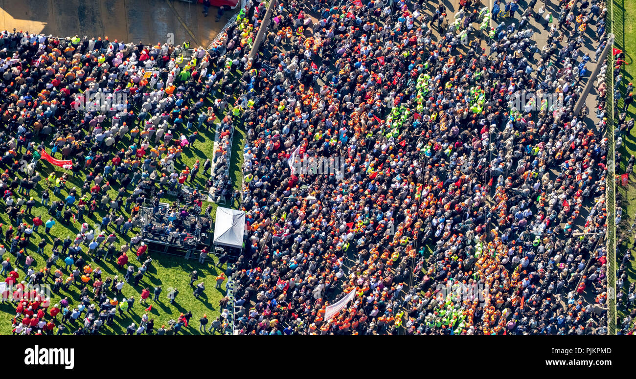 ThyssenKrupp Steel, Duisburg, 16.000 Stahlarbeiter demonstrieren auf dem Gewerkschaftstag der IG Metall Stahl Aktion Tag außerhalb der Thyssen-Krupp-Stahl Sitz in Duisburg-Bruckhausen für die Zukunft Ihrer Branche und ihre Jobs, Duisburg, Ruhrgebiet, Nordrhein-Westfalen, Deutschland Stockfoto