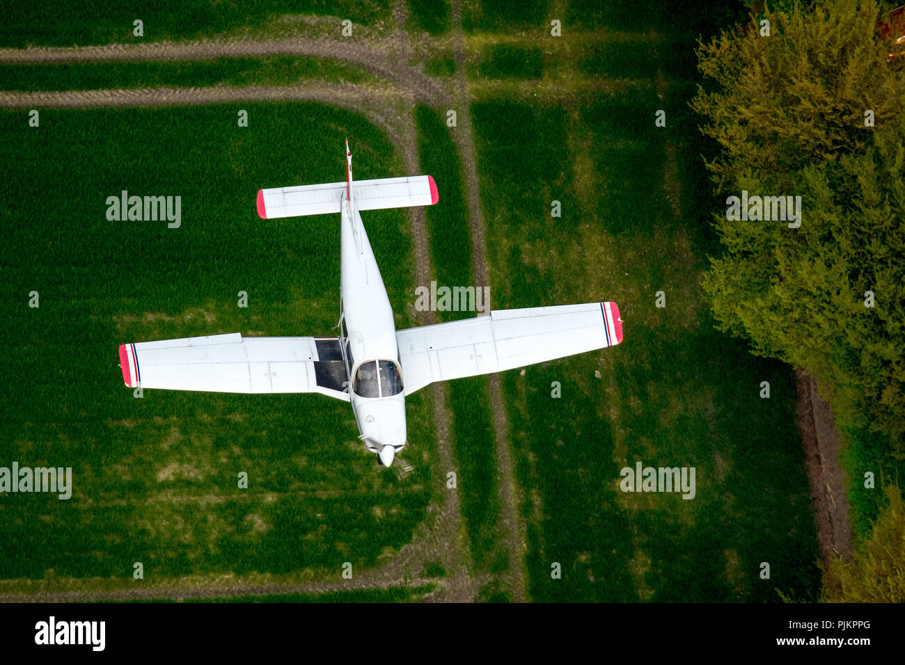 Piper PA 28 nähert sich der Flugplatz Hamm-Lippewiesen, Hamm, Ruhrgebiet, Nordrhein-Westfalen, Deutschland Stockfoto