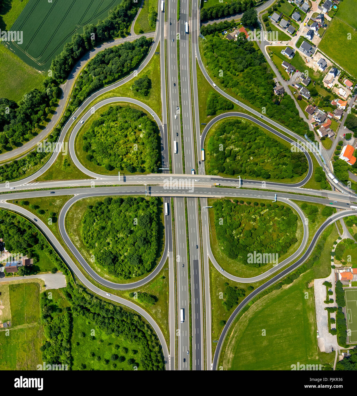 Autobahnkreuz A2 und die Bundesstraße B 239 zwischen Herford und Bad Salzuflen, Kleeblatt, Autobahnbrücke, Bad Salzuflen, Ostwestfalen, NRW, Deutschland Stockfoto