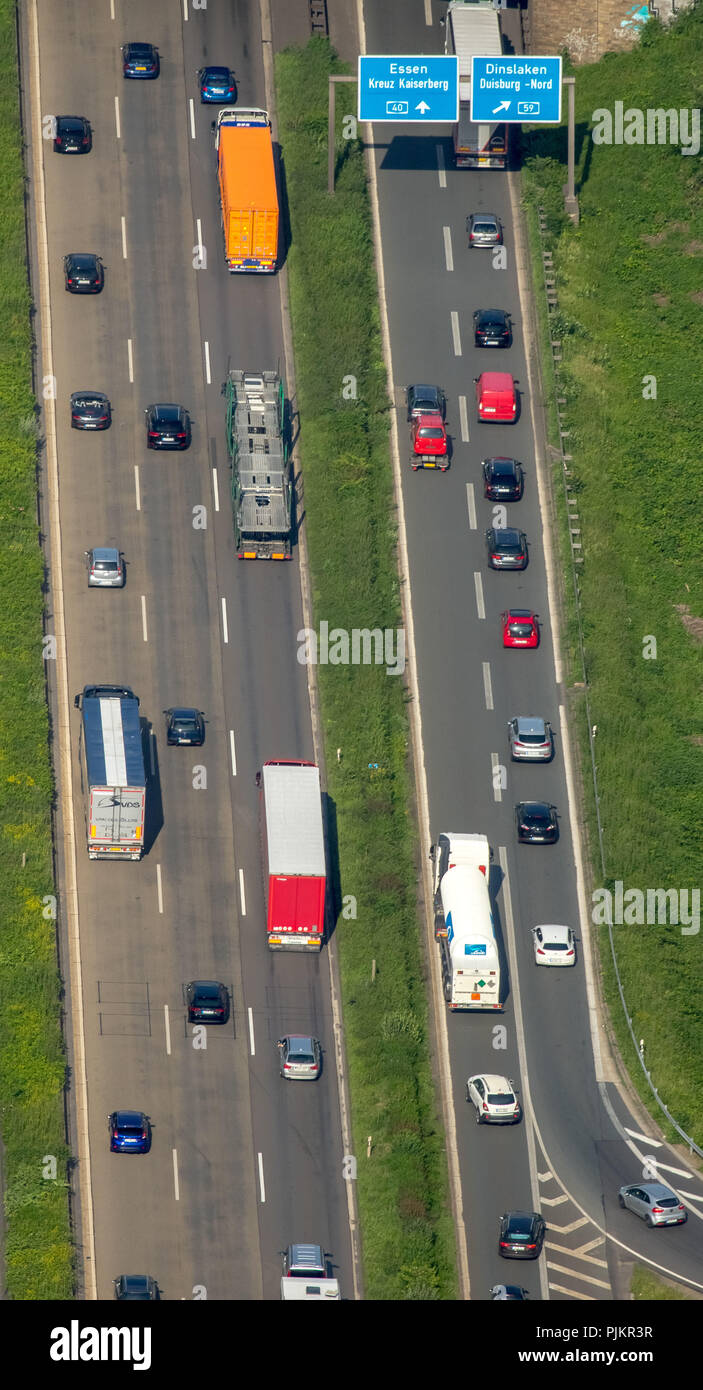 Stau, Stau auf der Autobahn A59 und A40, Autobahnkreuz Duisburg am Ruhrdeich, Duisburg, Ruhrgebiet, Nordrhein-Westfalen, Deutschland Stockfoto