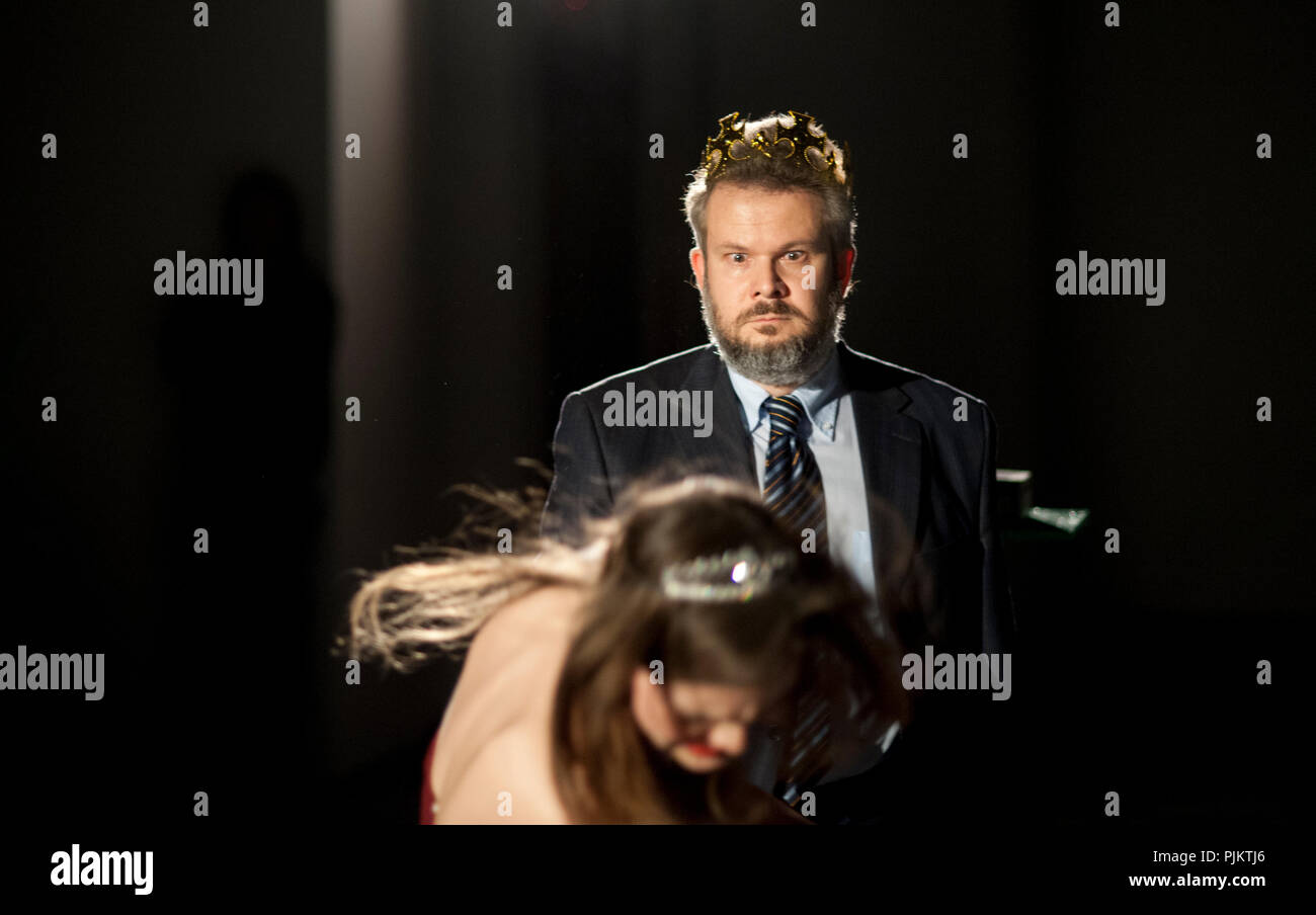 Theater Company de Dijlezonen Don Carloz von Mauritz Kelchtermans, unter der Regie von Mauritz Kelchtermans (Belgien, 03/03/2015) Stockfoto