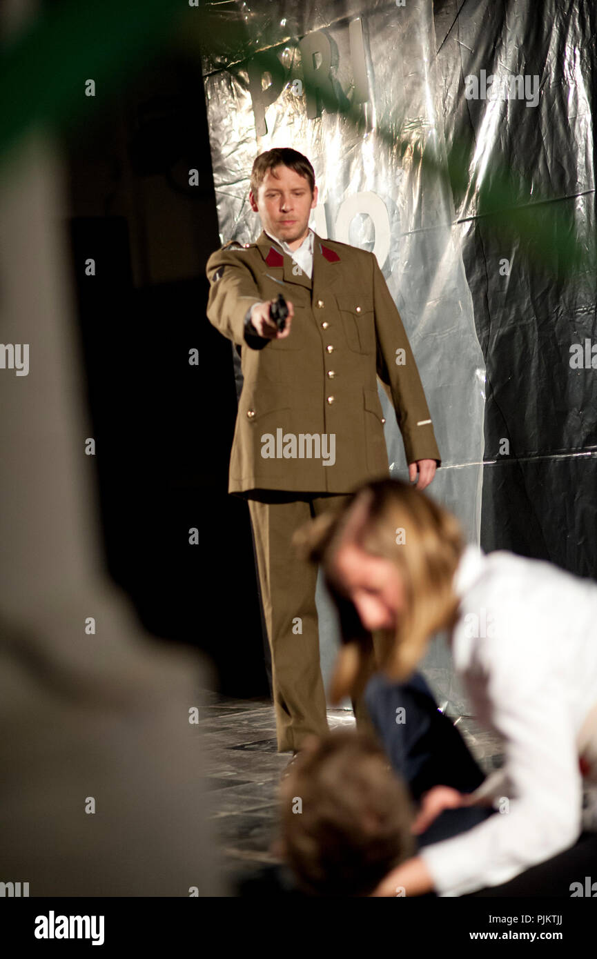 Theater Company de Dijlezonen Don Carloz von Mauritz Kelchtermans, unter der Regie von Mauritz Kelchtermans (Belgien, 03/03/2015) Stockfoto