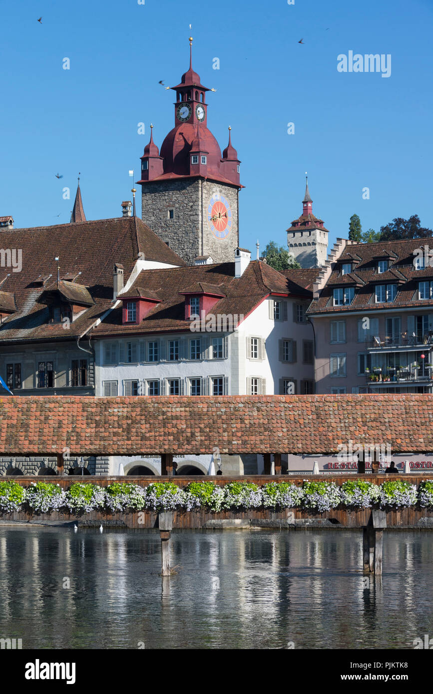 Kapellbrücke und Blick auf die Stadt mit Rathaus turm, Luzern, Vierwaldstätter See, Kanton Luzern, Schweiz Stockfoto