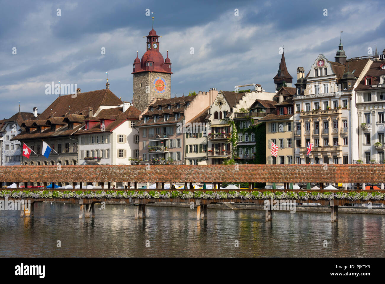 Kapellbrücke und Blick auf die Stadt mit Rathaus turm, Luzern, Vierwaldstätter See, Kanton Luzern, Schweiz Stockfoto