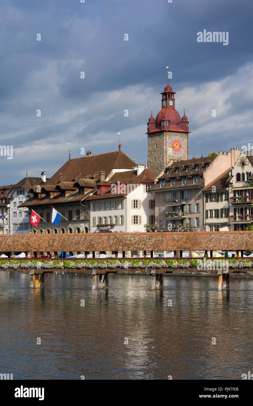 Kapellbrücke und Blick auf die Stadt mit Rathaus turm, Luzern, Vierwaldstätter See, Kanton Luzern, Schweiz Stockfoto