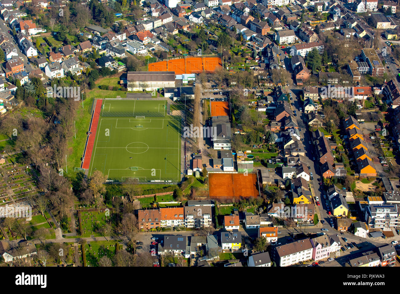 Clubhaus TuS Alstaden, Fußballplatz TuS Alstaden mit Tennisplätzen an der Kuhle, Oberhausen, Ruhrgebiet, Nordrhein-Westfalen, Deutschland, Stockfoto