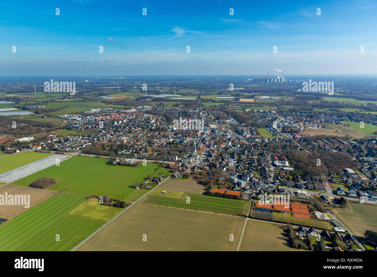 Überblick über Kirchhellen aus dem Westen, Kirchhellen, Bottrop, Ruhrgebiet, Nordrhein-Westfalen, Deutschland Stockfoto