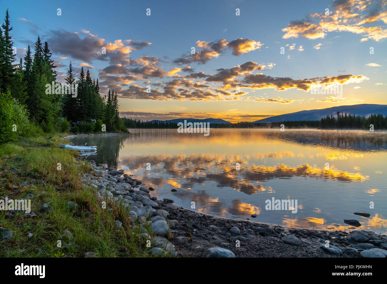 Boya Lake ist ein Camping und Wassersport Ziel entlang der Cassiar highway im Norden British Columbia Stockfoto