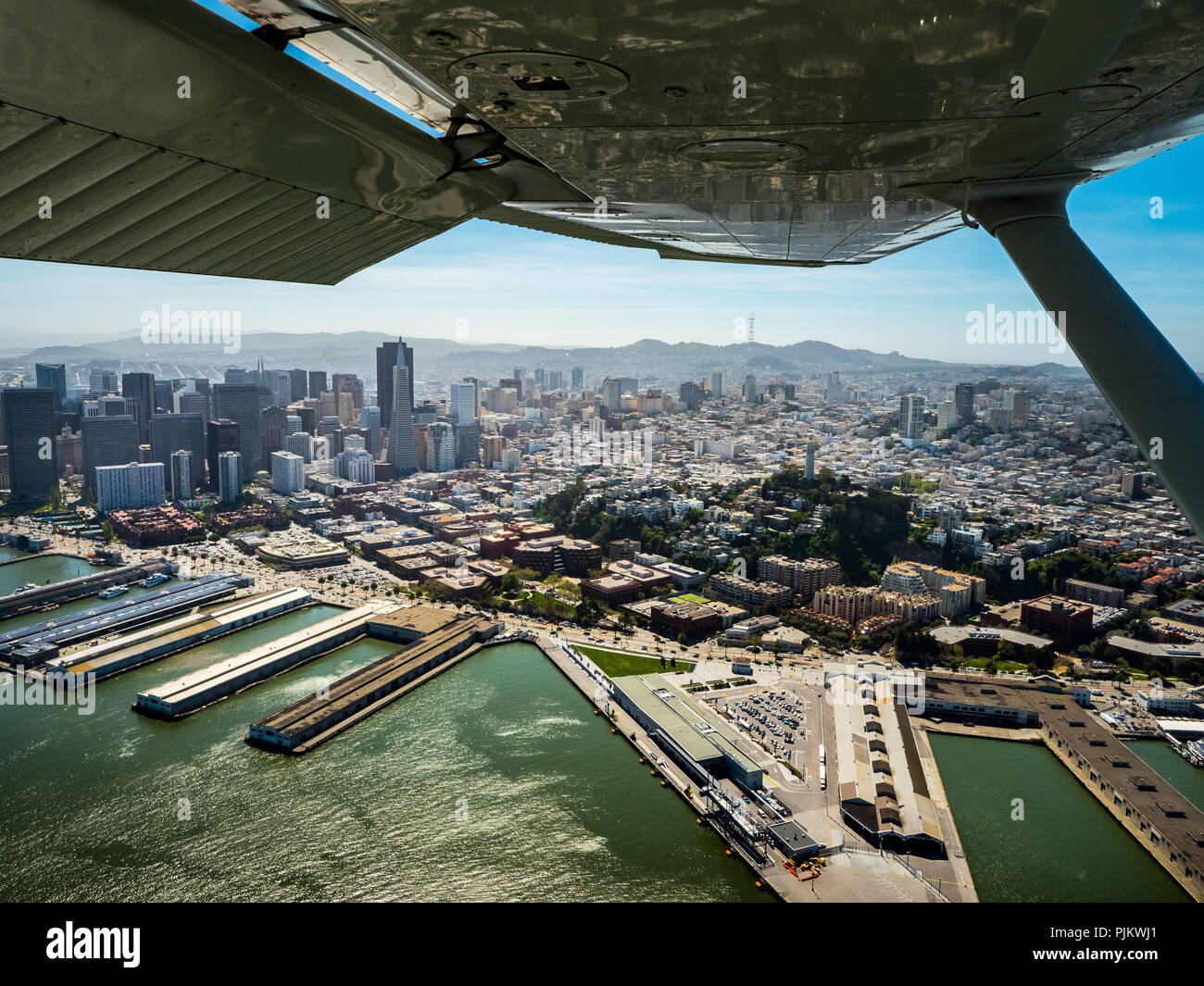 Blick auf Down Town San Francisco über die Pfeiler aus dem Wasser, San Francisco, San Francisco Bay Area, Vereinigten Staaten von Amerika, Kalifornien, USA Stockfoto