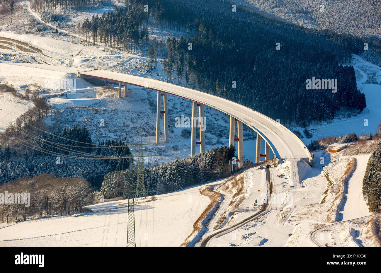 Ausbau der Autobahn A46 Brücke Nuttlar im Schnee, höchste Brücke in das Land NRW, Olsberg, Sauerland, Nordrhein-Westfalen, Deutschland Stockfoto