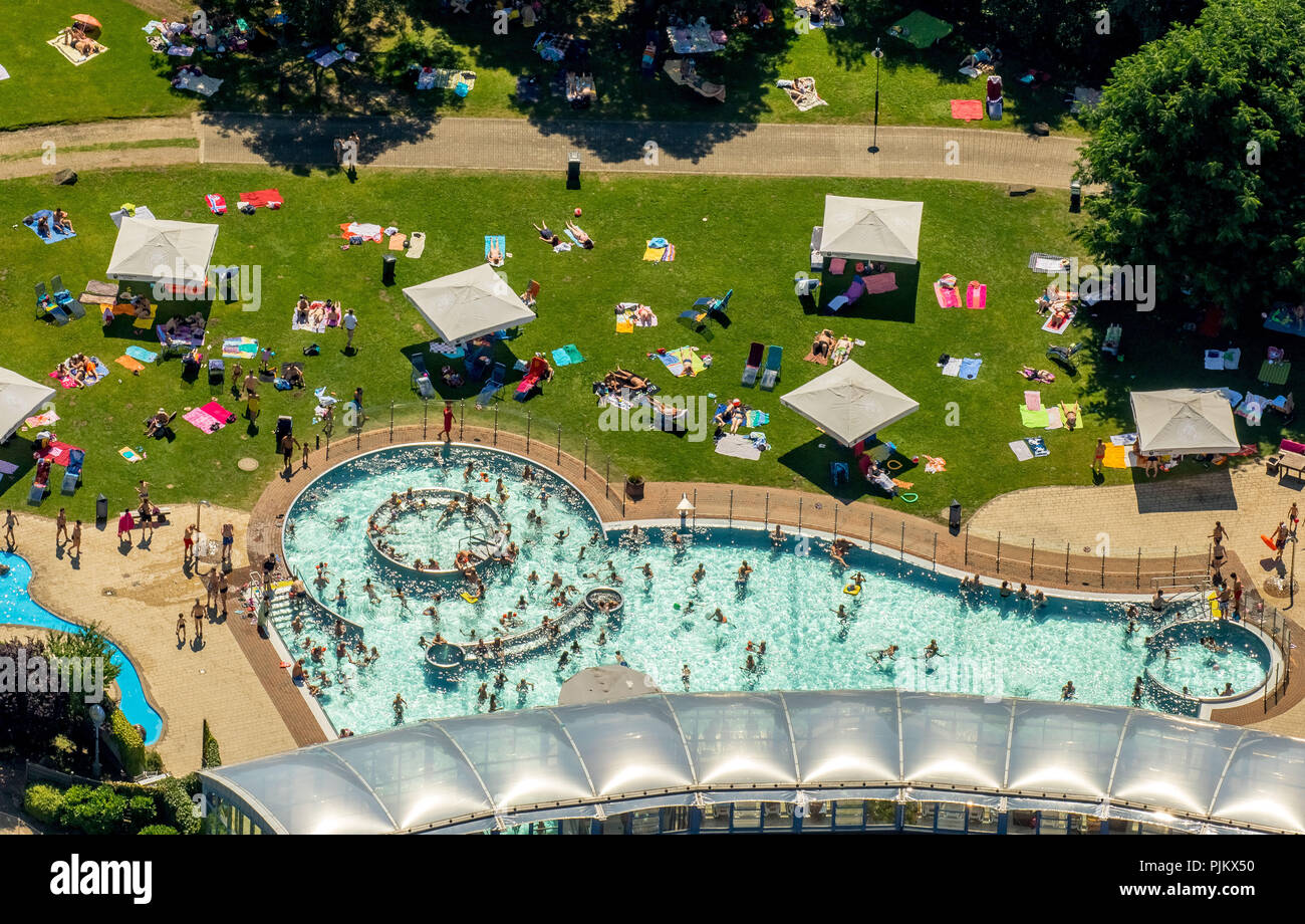 Bochum, Freizeitbad Heveney - das Thermalbad im Ruhrgebiet - Kemnade Leisure Centre, Swimmingpool am Rande des Kemnade Reservoir, Witten, Ruhrgebiet, Nordrhein-Westfalen, Deutschland Stockfoto